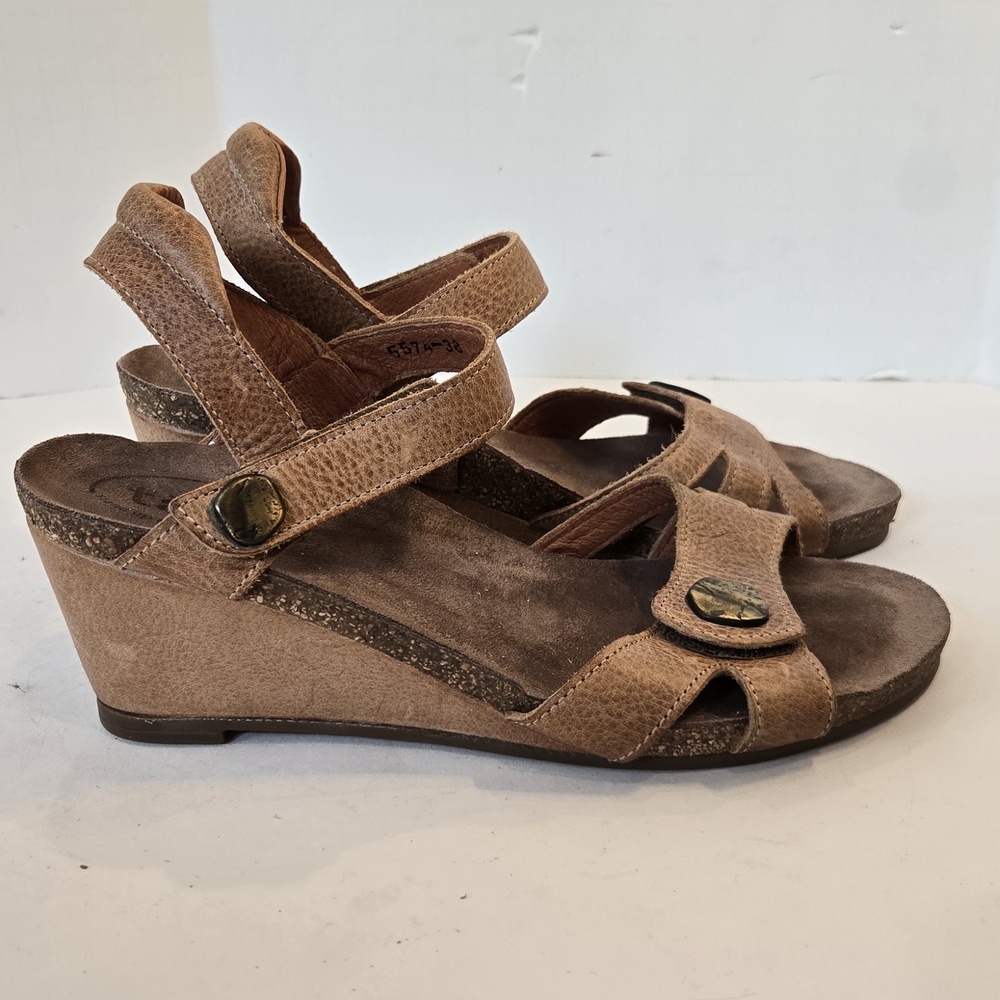 Taos Footwear Tan Brown Leather Wedge Sandals